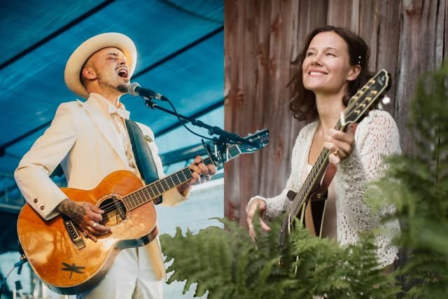 Dan Viktor med gitarr på scen, tillsammans med en annan musiker