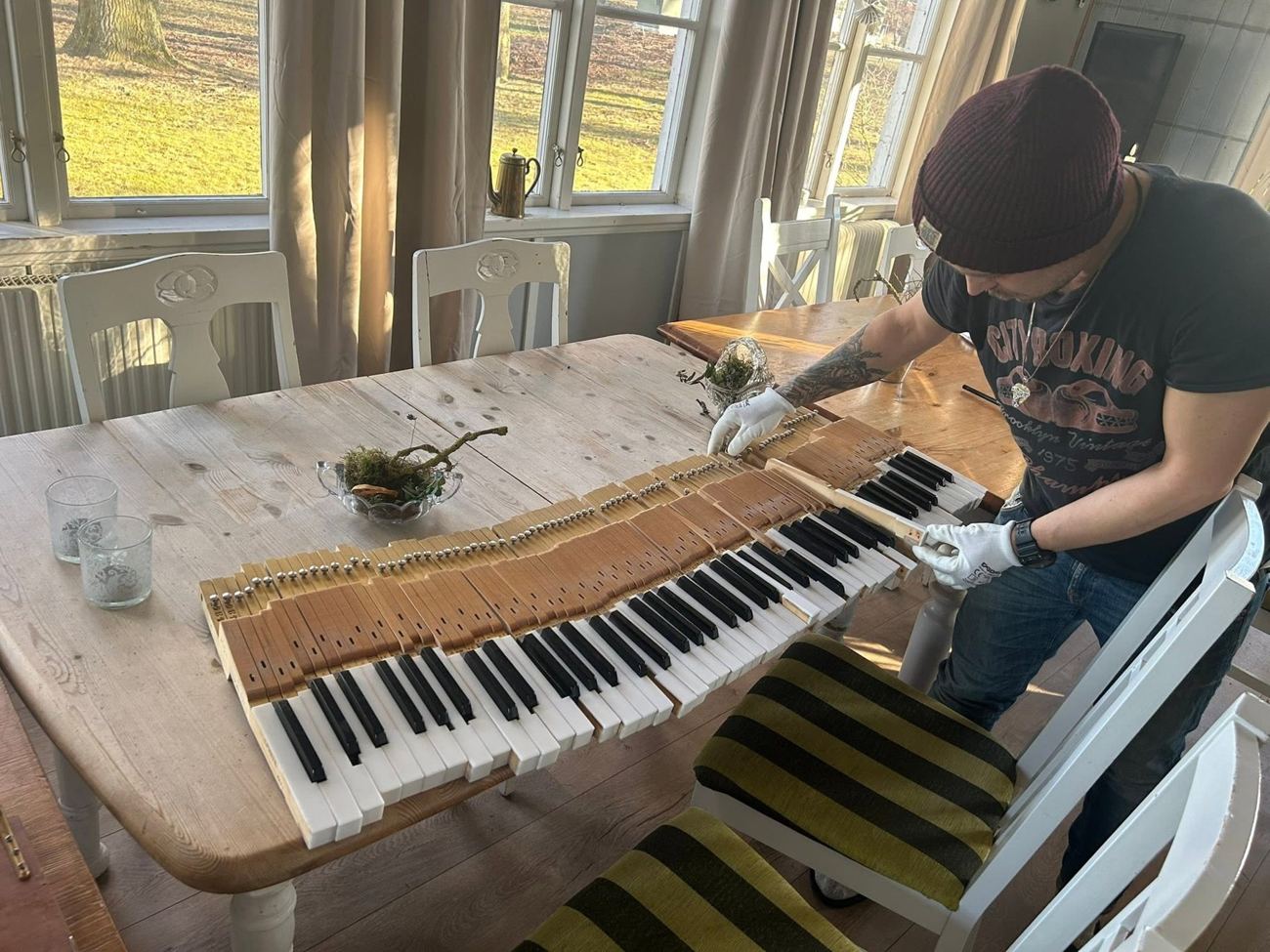 Dan Viktor arbetar med ett pianos tangentbord och mekanik