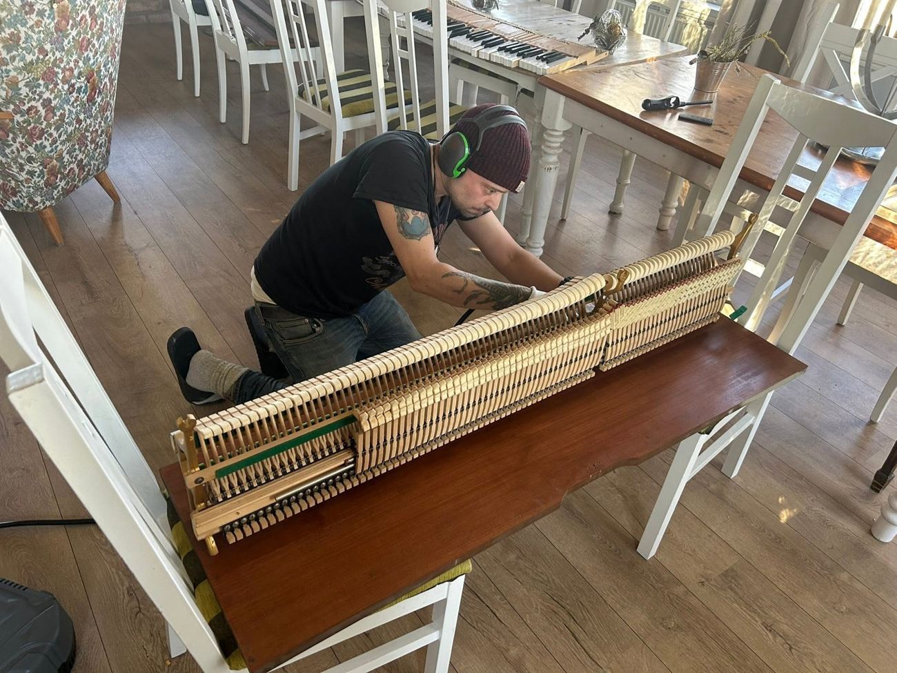 Dan Viktor justerar pianots mekanik